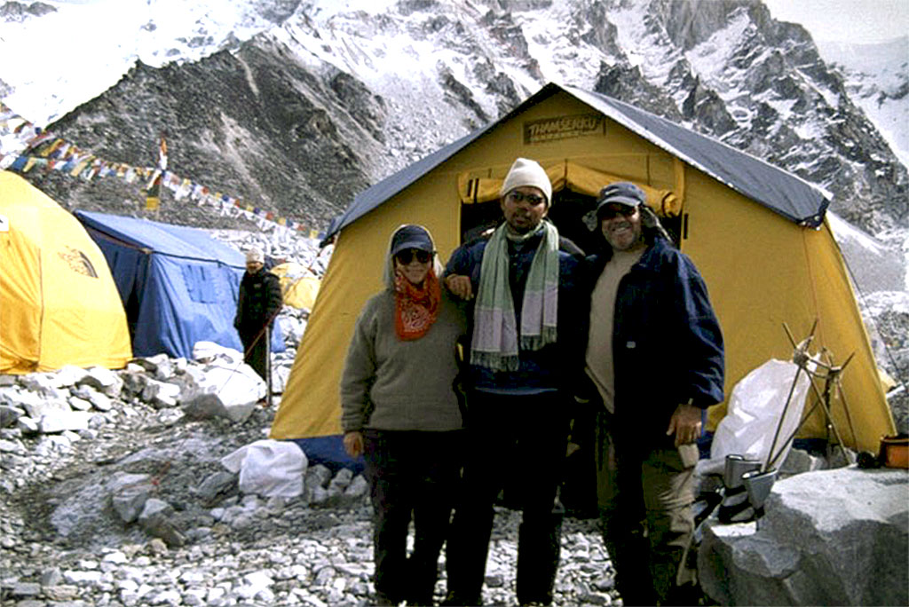 De gauche à droite : Nicole, le guide et Richard en route vers le camp de base de l’Everest Crédit photo : Richard Corriveau