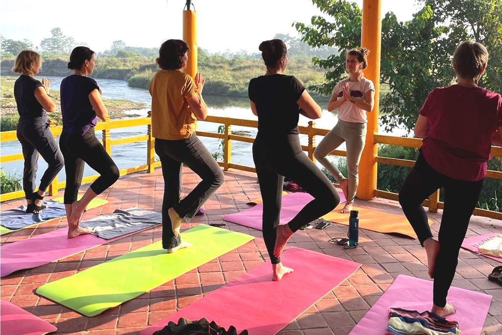 Cours de yoga au Népal Crédit photo : Martine Breuillaud