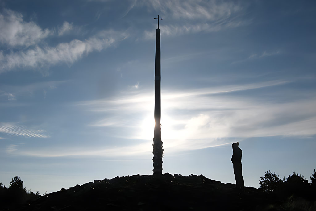 Karina, de Québec, devant la Croix de fer, point culminant du Camino Francès Crédit photo : Daniel Gélinas