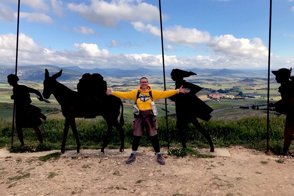 Devant la mythique sculpture de l’Alto del Perdón sur le Camino Francés Crédit photo : Amandine Grocaut