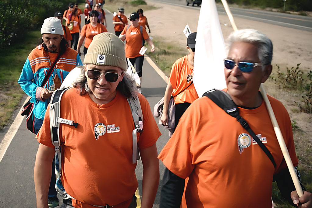 Le Dr. Stanley Vollant, à gauche, fondateur de l’organisme Puamun Meshkenu