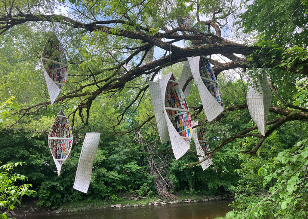 Une des œuvres du parcours d’art public éphémère Les sentiers insolites, à Québec. Artiste, Georgia Volpe , titre de l’oeuvre : Passage migratoire. Crédit photo : Michel O’Neill